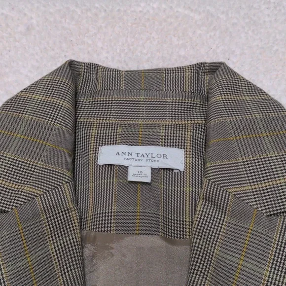 Ann Taylor plaid blazer. Size 10. - Picture 2 of 6